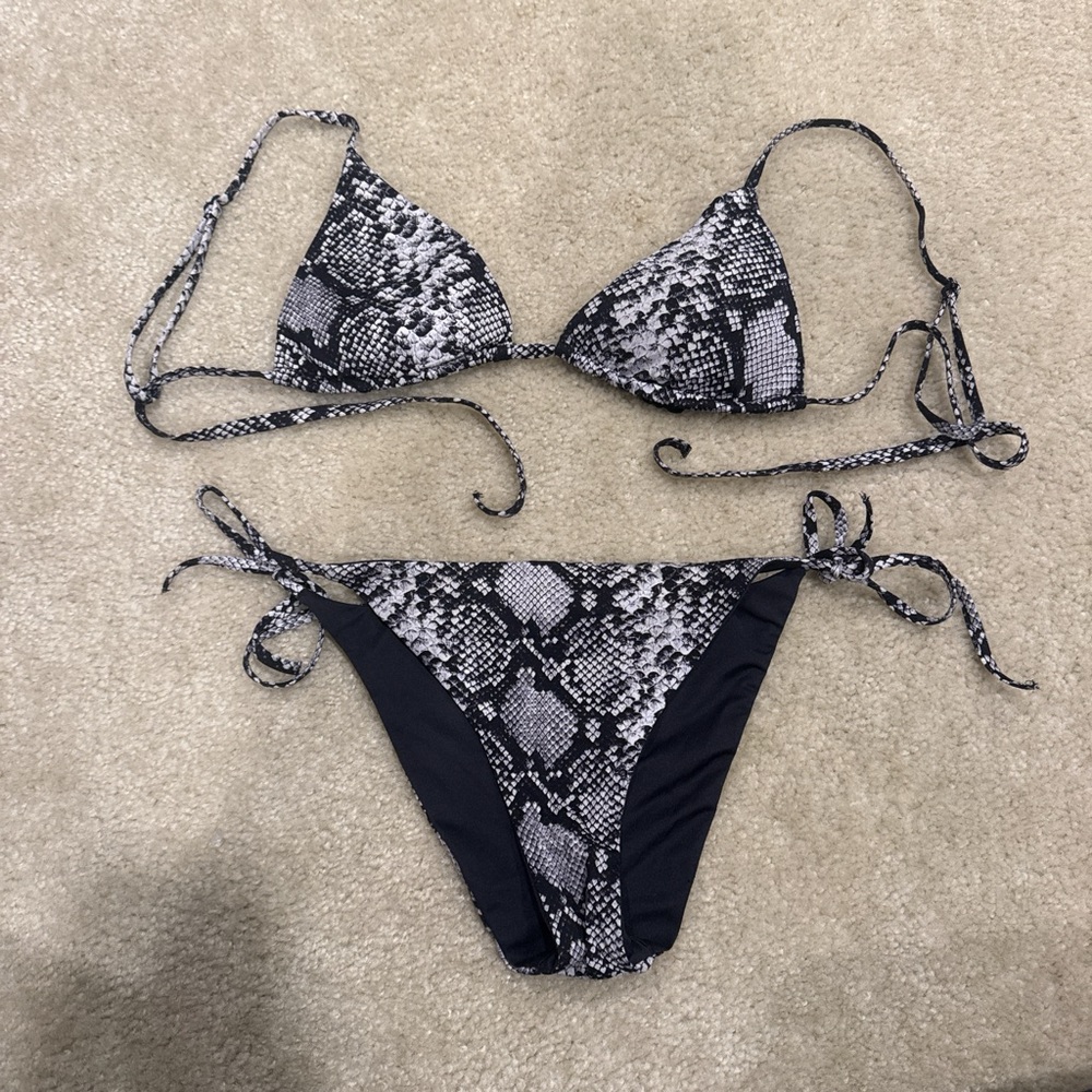 Black and grey CALZEDONIA snakeskin bikini
Top and bottom both size small